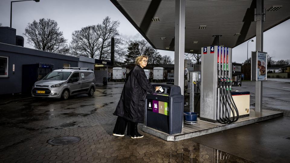 Q8 har endnu ikke fået alle affaldsspande hjem, så bilister på virksomhedens servicestationer kan sortere affald. De sidste bliver opstillet i løbet af foråret. Foto: Simon Fals