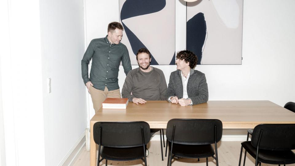 Rune Hven-Jensen (t.v.), Andreas Green Rasmussen (i.m.) og Thomas Rimhoff (t.h.) har rejst 129 mio. kr. til danske vækstvirksomheder. Foto: Esther Kofoed Sørensen