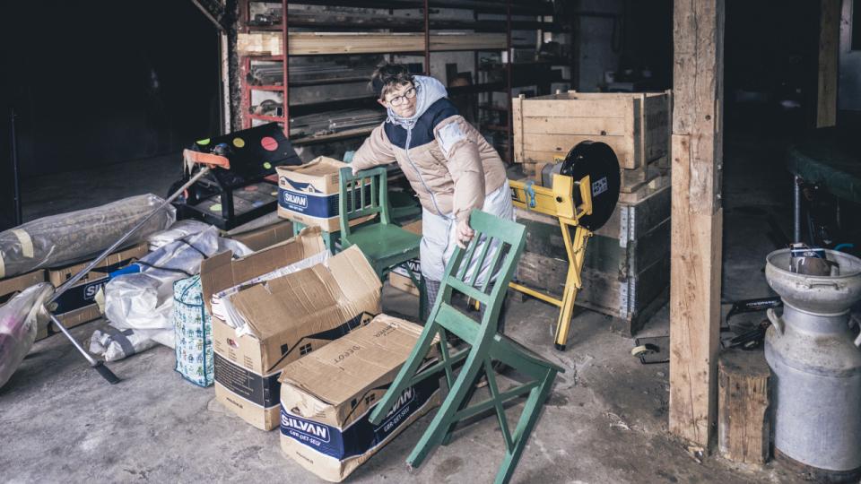 Malene Grue Østergaard og hendes mand Klaus Grue Østergaard pakker møbler, der har været opmagasineret hos veninden Hanne i en lade nær Tommerup på Fyn. Møblerne skal med op til deres nyindkøbte ødegård i Sverige. Foto: Michael Drost-Hansen