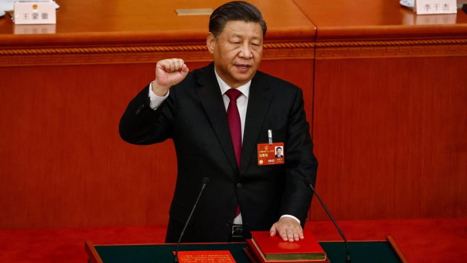 Præsident Xi Jinping aflægger ed, efter at han på Folkekongressen blev valgt for en tredje periode. Der var ingen modkandidat. Foto: Mark R. Cristino/EPA/Ritzau Scanpix