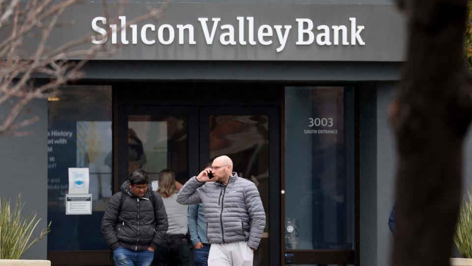 Medarbejdere ude foran den kriseramte banks hovedkontor i Santa Clara i Californinen fredag. Foto: Justin Sullivan/AFP/Ritzau Scanpix