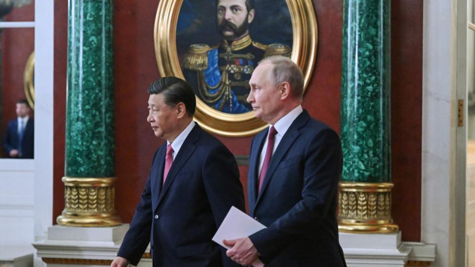 Præsidenterne Xi Jinping og Vladimir Putin på vej for at underskrive en række samarbejdsaftaler. Foto: Grigory Sysoevs/EPA/Ritzau Scanpix