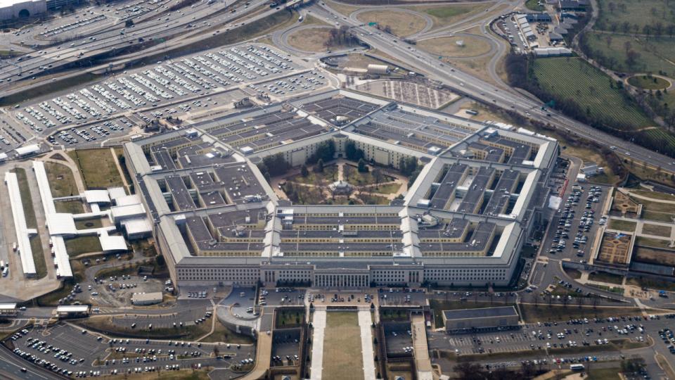 Hundredvis af hemmelige dokumenter fra USA’s forsvarsministerium Pentagon er lækket, og nu jages manden bag. Foto: Joshua Roberts/Reuters/Ritzau Scanpix