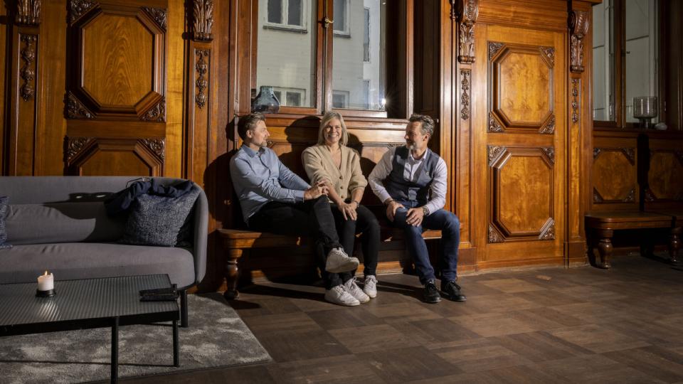 Mark Højgaard (t.v.) og Hans Henrik Hoffmeyer (t.h.) stiftede Coinify i 2014. Nu har de solgt deres livsværk for anden gang og placeret Rikke Birkegaard Stær i direktørstolen. Foto: Simon Fals