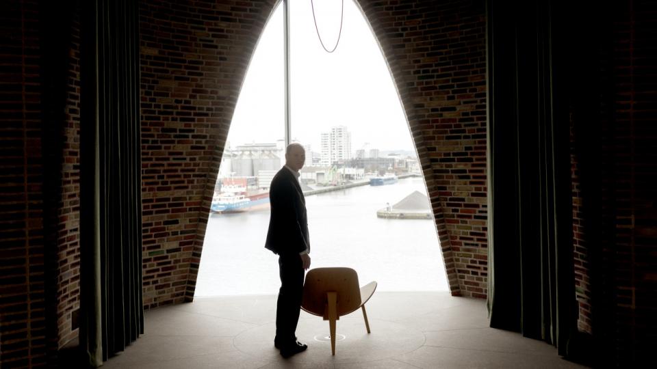 Kirk Kapitals adm. direktør, Kim Gulstad, ved Kirk Kapitals hovedkontor i Vejle, Fjordenhus, som Olafur Eliasson står bag. Foto: Julie Meldhede Kristensen