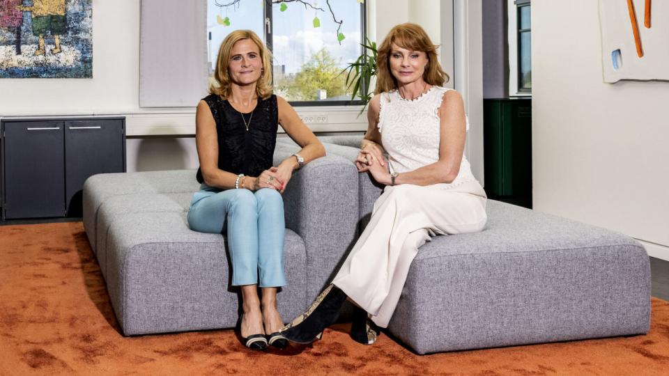 Camilla Holm, koncerndirektør i PFA for Kunder & Service (t.v.), og Bodil Nordestgaard Ismiris, adm. direktør i Lederne (t.h.), kan præsentere et nyt forebyggende værktøj i kampen mod mistrivsel på danske arbejdspladser. Foto: Simon Fals