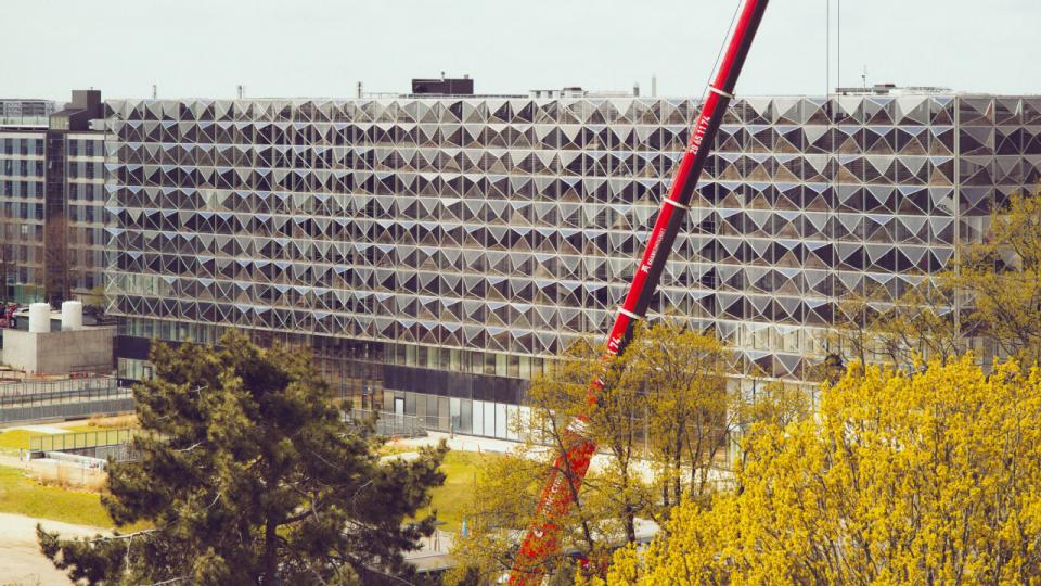 På syvende år er forskerbygningen Niels Bohr Bygningen forsinket. Også i år er afleveringen blevet forsinket. Bygherren, Vejdirektoratet, har udskudt overdragelsen fra slutningen af maj til, at den tidligst bliver i juli. Fotos: Thomas Nielsen
