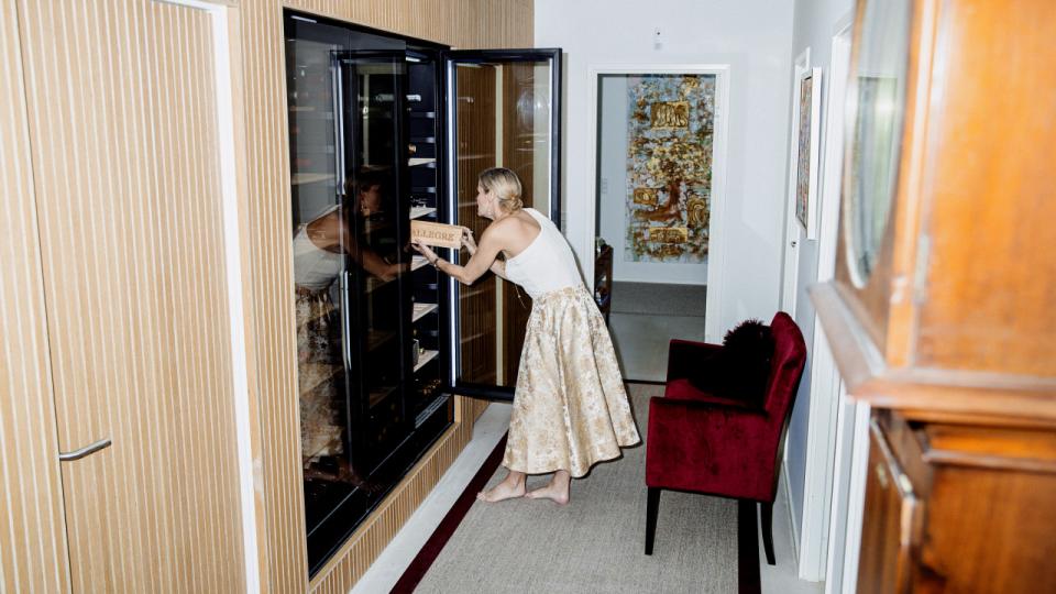 Cecilie Hothers vinkøleskabe ligger op ad børneværelset, så det er valgt med omhu for bl.a. sin støjsvaghed. Foto: Brage Borup