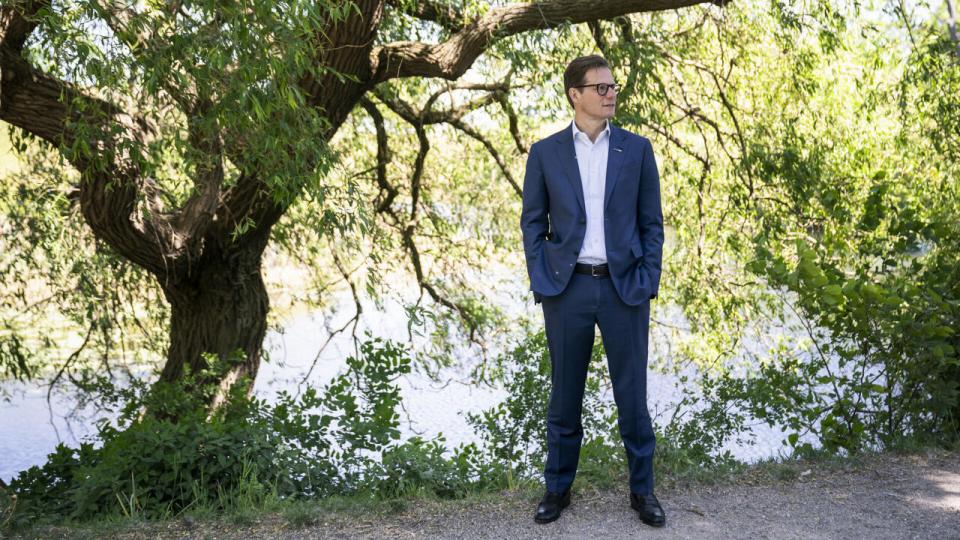 Carsten Egeriis var glad og tilfreds, da han fredag offentliggjorde regnskab og en opjustering som topchef for Danske Bank. Nu venter banken at tjene op mod 20,5 mia. kr. Arkivfoto: Thomas Lekfeldt/Ritzau Scanpix