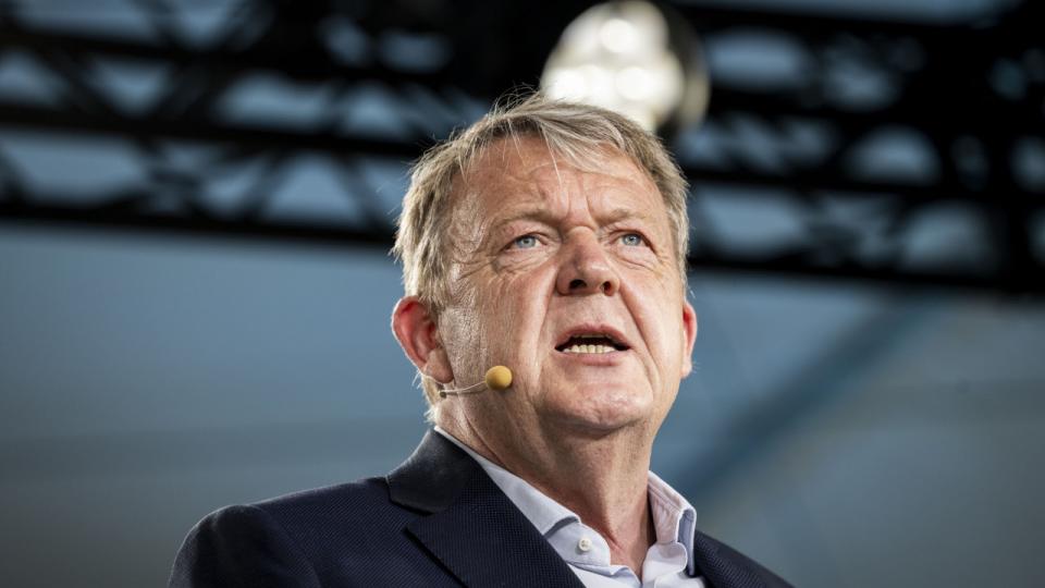 Udenrigsminister Lars Løkke Rasmussen (M) har foreslået at danne faste, korporatistiske trepartsforhandlinger mellem arbejdsgivere, fagforeninger og regeringen for at undgå konflikter og bedre planlægge udviklingen. Det er det, der kaldes missionsfokuseret politik – og det bør undgås, skriver Bjørnskov i denne kommentar. Arkivfoto: Ida Marie Odgaard/Ritzau Scanpix