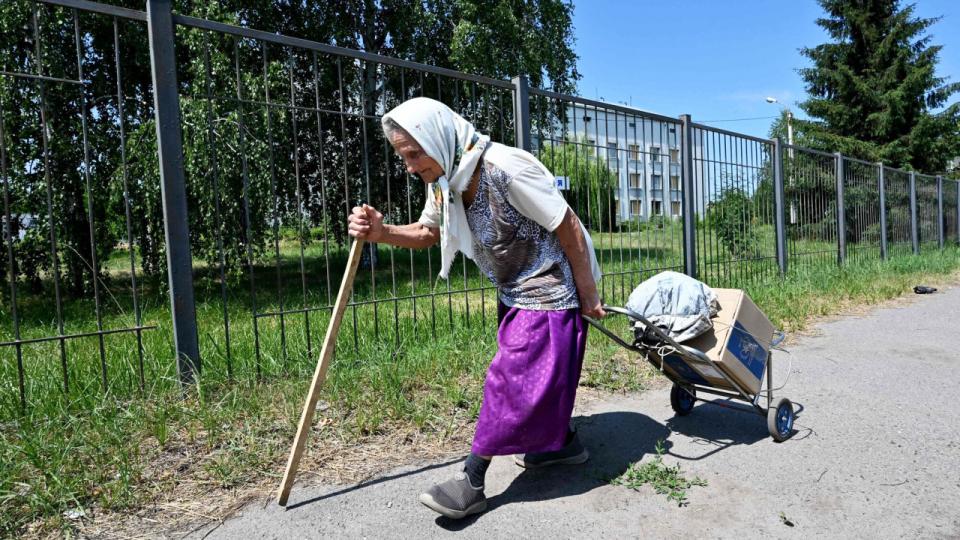 En ukrainsk kvinde henter fødevarer fra UN World Food Programme i landsbyen Lyptsi i  Kharkiv-region, ti km fra grænsen til Rusland. Foto: Sergey Bobok/AFP/Ritzau Scanpix