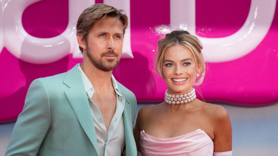 Blandt det stjernespækkede cast i “Barbie”-filmen finder man Ryan Gosling (t.v.) og Margot Robbie (t.h.), som spiller hovedrollerne Ken og Barbie. Arkivfoto: Maja Smiejkowska/Reuters/Ritzau Scanpix