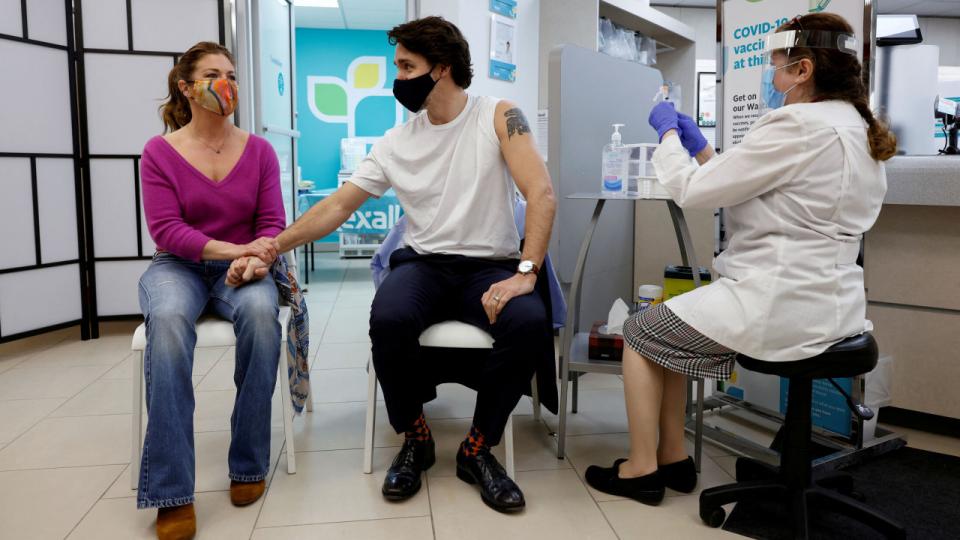 Det er længe siden, statsledere over hele verden – her den canadiske premierminister Justin Trudeau – lod sig fotografere med coronanålen i armen, og det store fald i antallet af solgte vacciner har gjort ondt på medicinalselskaberne bag. Men der er håb forude, spår analytikerne. Foto: Blair Gable/Reuters
