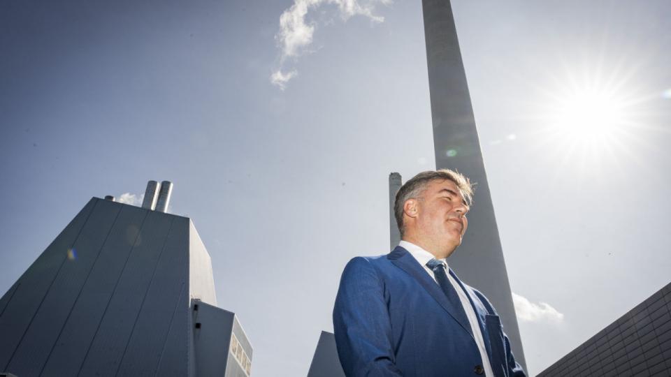 Klima-, energi- og forsyningsminister Lars Aagaard (M) præsenterede mandag regeringens udspil til ny fordeling af puljerne for CO2-fangst og lagring flankeret af blandt andre Ørsted-direktør Mads Nipper. Foto: Emil Nicolai Helms/Ritzau Scanpix