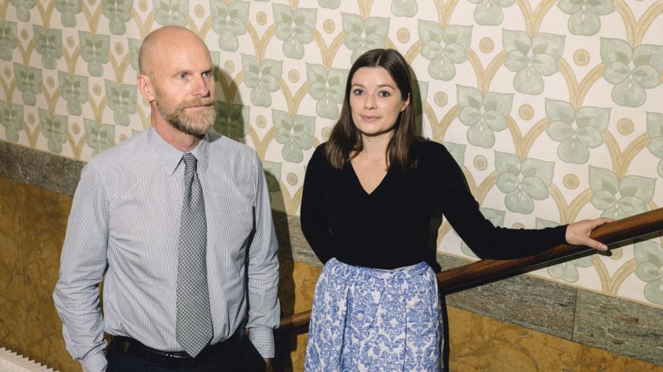 Christian Johansen (t.v.), ledende partner, vil skubbe til traditionerne hos Bruun & Hjejle, så yngre advokater som Josefine Movin kan agere mentor for seniorpartnerne.