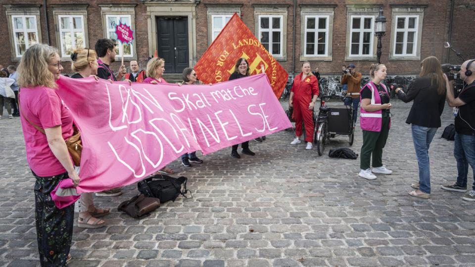 Medlemmer af BUPL demonstrerer for højere løn til pædagogerne foran Finansministeriet i forbindelse med forhandlinger om et lønløft til udvalgte grupper af offentligt ansatte. Foto: Emil Nicolai Helms/Ritzau Scanpix