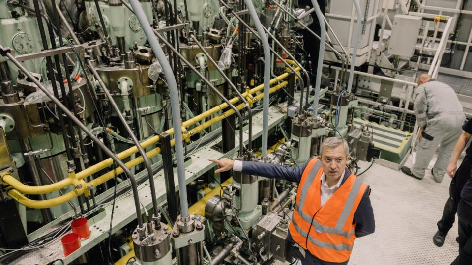 Forsøgsmotoren, der vejer 180 ton, er en firecylindret totaktsmotor, hvor hver cylinderboring har en diameter på 50 cm, som er en af de mindste motorer, MAN ES fremstiller. 
Innovationsdirektør i MAN Energy Solutions, Brian Østergaard Sørensen, har en fortid hos A.P. Møller-Mærsk, men står nu i spidsen for fremtidens skibsmotorer på MAN ES’ testcenter.
”Vi har stadig stor respekt for ammoniak, man vi er ikke længere bange for det,” siger han. Foto: Rebecca Helene Hoffmann