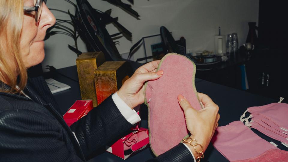 Direktør Trine Sig tjekker nogle af Real Reliefs produkter, som i dag bruges i den tredje verden eller katastrofeområder. Hun ser også muligheder på traditionelle markeder. Foto: Michael Drost-Hansen