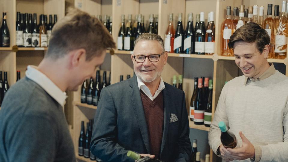 Downunderwines i Aabenraa blev stiftet af Steen Pedersen (i midten), som tidligere har været direktør i et milliardfirma. Nu driver han familiefirma med sine sønner Christoffer Scheel Hinchely (t.v.) og Tobias Silverstein Hinchely (t.h.). Foto: Michael Drost-Hansen
