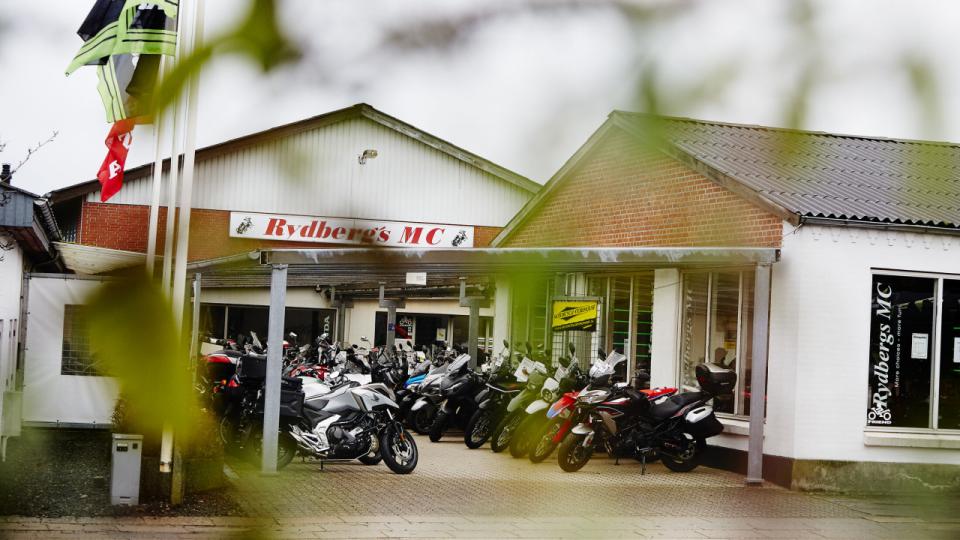 Rydbergs MC i Aidt i Østjylland er en af 25 motorcykelforhandlere, der er blevet ransaget af Bagmandspolitiet i en sag om svindel med registreringsafgifter. Ejendommen i Thorsø er desuden beslaglagt. Foto: Hans Christian Jacobsen