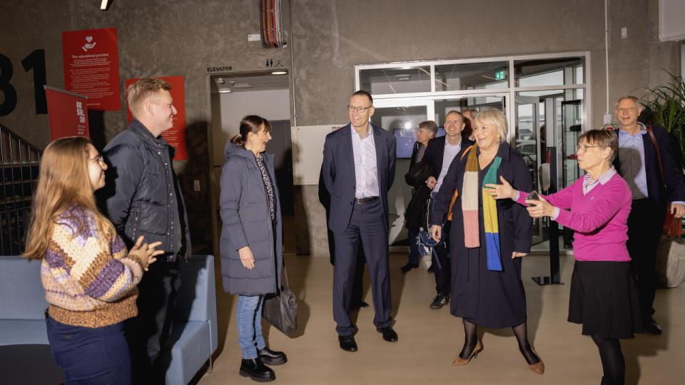 Uddannelses- og forskningsminister Christina Egelund (med flerfarvet tørklæde) besøgte mandag Campus Kalundborg, hvor hun bl.a. talte om erhvervskandidater med Michael Hallgren fra Novo Nordisk. Foto: Simon Fals