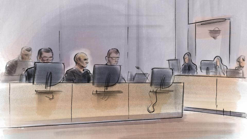 Sanjay Shah forsøger under grundlovsforhøret i Retten i Glostrup at undgå at blive varetægtsfængslet i fire uger. Foto: Retstegning Jesper Andkjær/Ritzau Scanpix