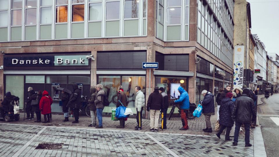 Danskerne har rigtig mange penge stående i banken, men måske vil det give et større afkast at investere dem. Arkivfoto: Thomas Nielsen