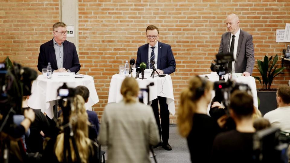 Borgmester Torben Hansen, kommunaldirektør Jesper Kaas Schmidt samt miljøretsadvokat Jacob Brandt fremlægger en juridisk redegørelse vedrørende kommunens rolle i Nordic Waste situationen på et pressemøde i Randers tirsdag. Foto: Mikkel Berg Pedersen/Ritzau Scanpix