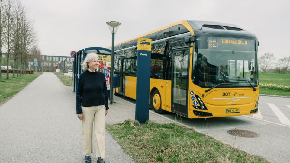 Vi kommer til at se flere af den slags aftaler, som Birgitte Thygesen hos Fujifilm Diosynth Biotechnologies har lavet med Hillerød Kommune og Movia, mener trafikforsker. Virksomheden betaler selv for ekstra afgange på en busrute, som mange medarbejdere benytter for at komme på arbejde.
Foto: Rebecca Helene Hoffmann