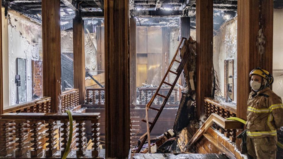 Børsbygningens indre er flere steder bygget op om massive trækonstruktioner, og disse ventes at have lidt stor skade af vandmængderne, som er brugt til slukning. 
Foto: Simon Fals