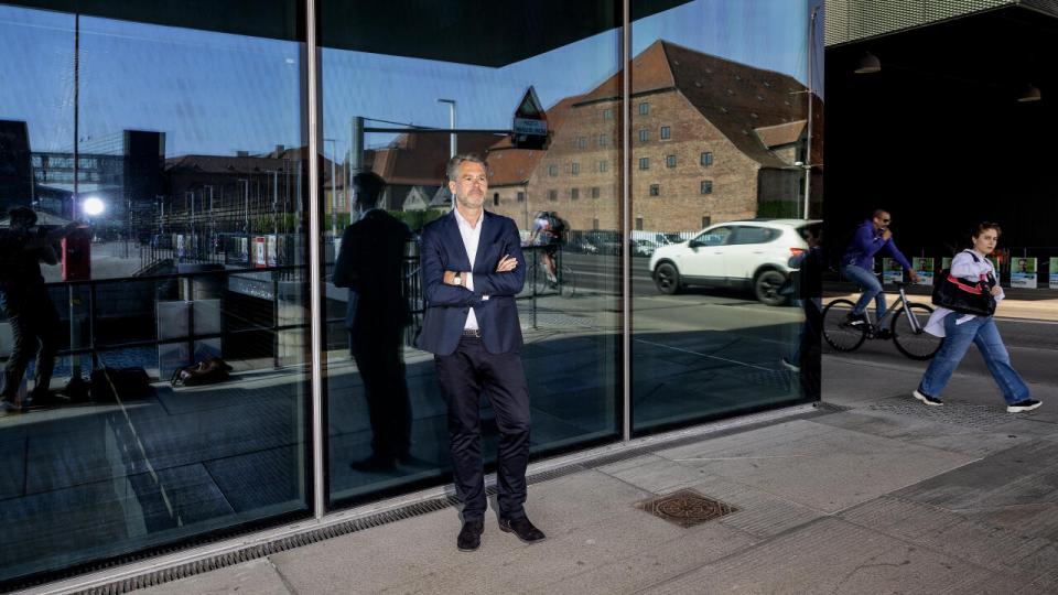 Casper Klynge, vicedirektør i Dansk Erhverv, præsenterer ny AI-koalitions 25 anbefalinger. Foto: Simon Fals