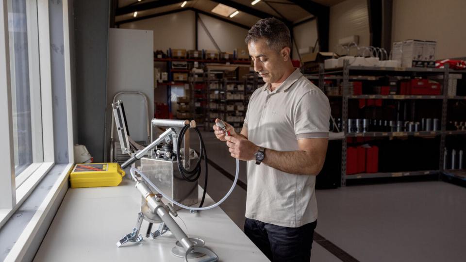Adm. direktør Ustun Harc fra Scanaerotech har brugt store ressourcer på at rapportere klimaoplysninger fra import korrekt. Han er dog endt med at give op over for et system, der efter hans opfattelse ikke fungerer. Foto: Simon Fals
