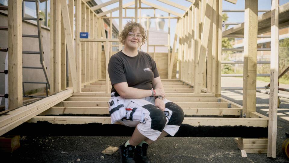 Emma Johannsen er en af de kvinder, der har haft en svær vej gennem tømrerfaget. Det er hun ikke alene om – for erhvervsskoler oplever fravalg af kvinder, og kvinder falder fra i hobetal. Foto: Jonas Pryner Andersen