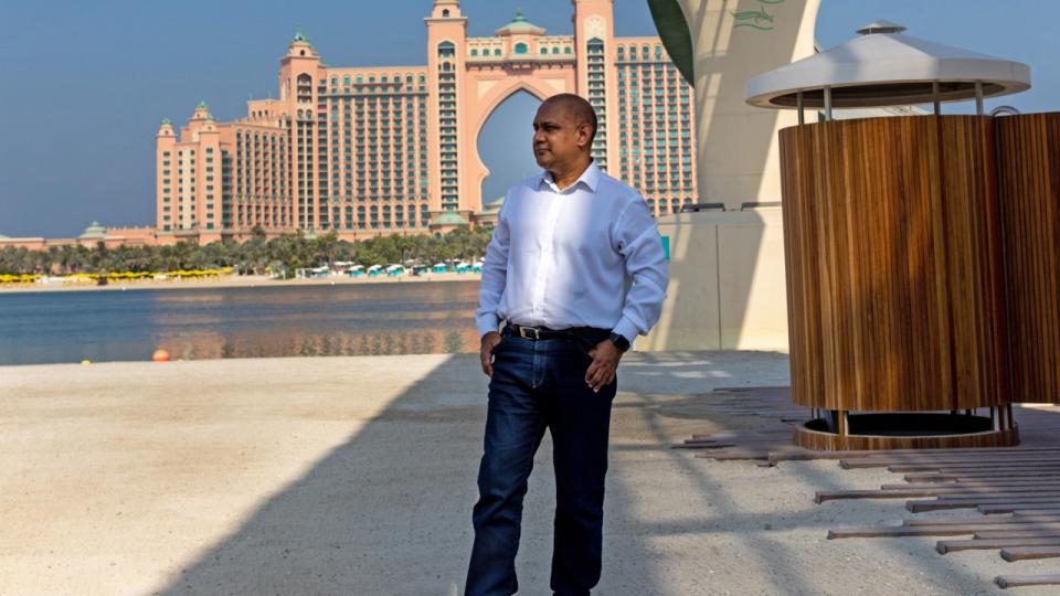 Den hovedmistænkte i udbytteskandalen, Sanjay Shah, flyttede allerede i 2009 til Dubai. Her fotograferet for præcis to år siden foran Atlantis Hotel på palmeøen Jumeriah, hvor Shah selv bor. 
Arkivfoto: Christopher Pike/Bloomberg