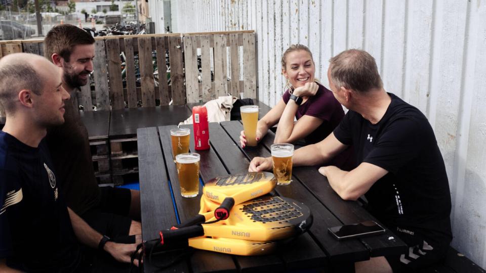 De fire Frameo-stiftere, (fra venstre) Nikolaj Schmidt, Kasper Borup Jensen, Emilie Christiansen og Torben Ulrich, her foreviget i en afslappet stund, har rigtig gang i væksten i deres gazellevirksomhed. Den satser på et trecifret millionoverskud før skat i 2023/24. Arkivfoto: Marie Bentzon
