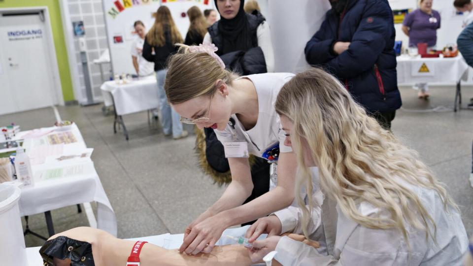 Regeringens plan om at skære ned på uddannelser, såsom sygepleje, står i skarp kontrast til de udfordringer og den mangel på arbejdskraft, som sundhedssektoren står overfor, mener Martin Locht Pedersen. Arkivfoto: Henning Bagger/Ritzau Scanpix