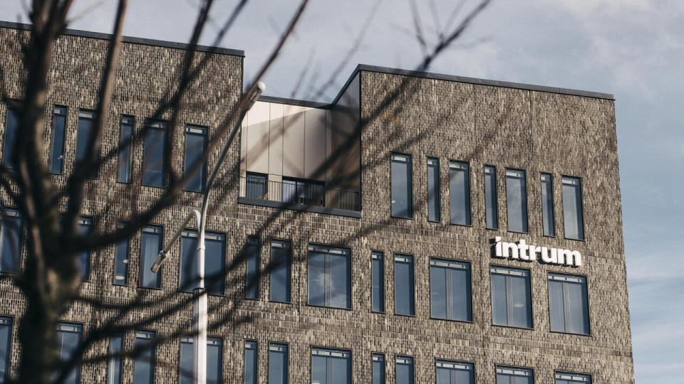 Inkassogiganten Intrum har optaget alt for meget gæld og forsøger nu at få en gældssanering, som indebærer, at lån for milliarder skal veksles til aktier, der er faldet markant i værdi. Foto: PR