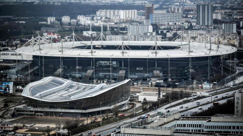 Ofte er det udgifter til anlægsprojekter, som får budgetterne til at skride i OL – her ses det nybyggede Aquatic Center i Saint-Denis samt Stade de France stadium Arkivfoto: Stephane De Sakutin/AFP/Ritzau Scanpix