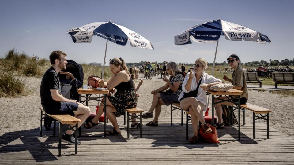 Beskæftigelsen er tårnhøj i Danmark. I øjeblikket nyder mange dog en stund væk fra arbejdspladsen, når de holder sommerferie. Der er råd til masser af is, når er masser af mennesker i arbejde. Arkivfoto: Linda Kastrup/Ritzau Scanpix