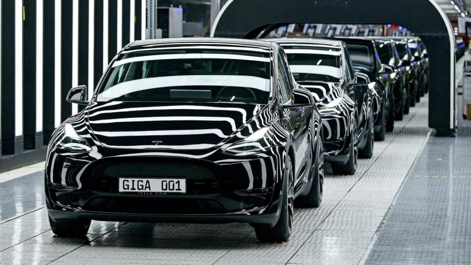 Der kommer flere elbiler på gaden, og særligt Teslas Model Y har været et populært valg for danskerne i år. Elbiler er dog i reglen dyrere at reparere, og forsikringsselskaber er presset af mange bilskader. Arkivfoto: Pool/Reuters/Ritzau Scanpix