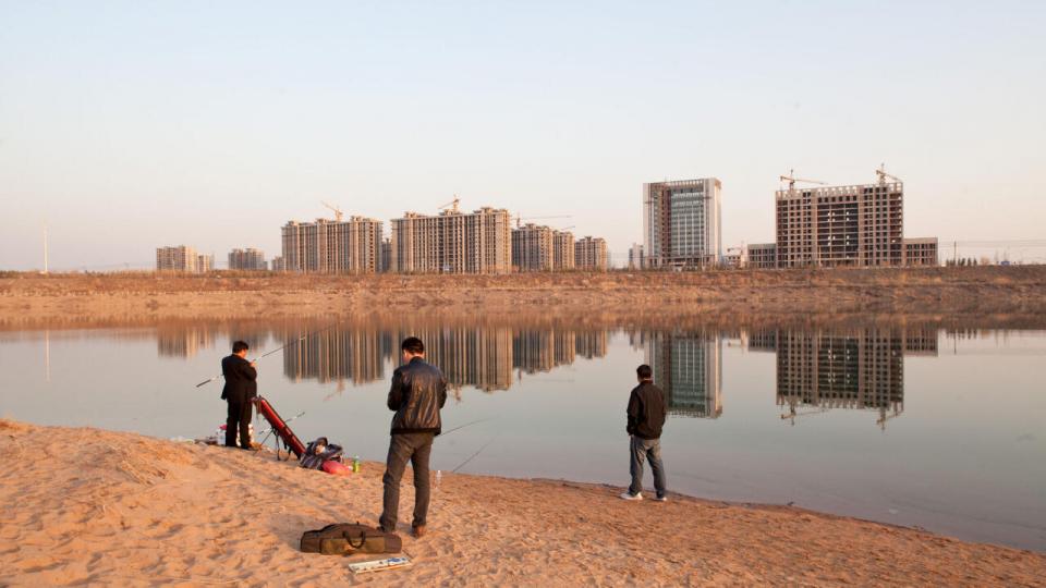 Byen Ordos i Indre Mongoliet er et ganske kendt eksempel på en spøgelsesby, som blev opført som spekulativt byggeri med håb om at huse 1 mio. beboere. Sådan gik det ikke, og store dele af byen blev aldrig bygget færdig. Arkivfoto: Alessandro Digaetano/olaris/Ritzau Scanpix