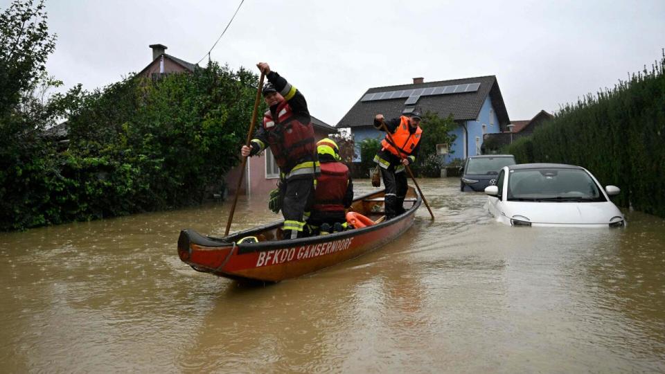 Oversvømmelser har ramt Øst- og Centraleuropa hårdt. Her ses en gruppe brandmænd på vej i en både i Rust im Tullnerfeld i Østrig. Foto: Helmut Fohringer/AFP/Ritzau Scanpix