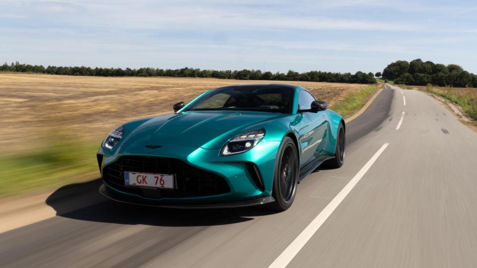 Aston Martin Vantage-modellen stammer fra 2019 og er opdateret i modelårgang 2024 med nye lygter, større luftindtag, højere ydelse og ny elektronik. Fotos: Søren Juul
