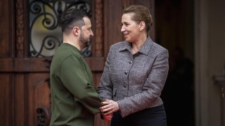 Statsminister Mette Frederiksen (S) og Ukraines præsident, Volodymyr Zelenskyj, har mødt hinanden flere gange siden Ruslands invasion i februar 2022. Danmark er sammen med Finland og Sverige blandt de lande, der støtter langtrækkende ukrainske angreb ind i Rusland Arkivfoto: Mads Claus Rasmussen/Ritzau Scanpix