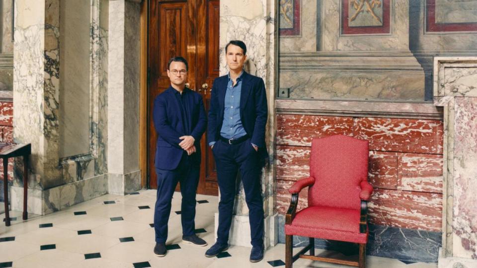 45-årige Michael Frahm (t.v.) og 49-årige Nicolai Frahm på Blenheim Palace ved Oxford, juli 2024. Sammen driver brødrene virksomheden Frahm & Frahm.