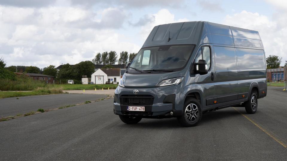 Toyota Proace er en ny model i 3500 kg-klassen. Batteriet i elvarianten er placeret under gulvet midt i bilen for at holde tyngdepunktet lavt. Fotos: Jeppe Dalby