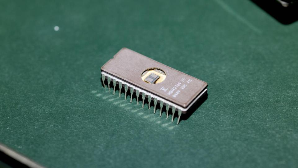 En mikrochip til demonstration hos DTU’s mikrochipfabrik, DTU Nanolab. Selve mikrochippen kan ses gennem det runde hul i pakningen. Foto: Sigrid Ellesøe