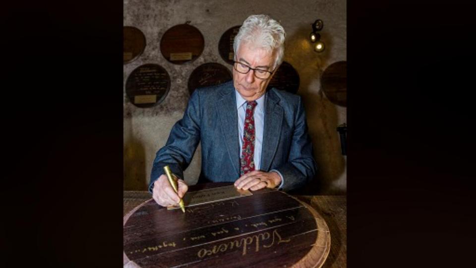 Ken Follet (British writer of historical and suspense novels)