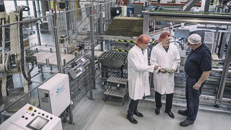 Sealing Systems to stiftere, Kjeld Østergaard Jensen (t.v.) og Rolf Tange (midten), fotograferet i 2017 på besøg hos en fødevareproducent, der benytter Sealing Systems pakkerobotter. Arkivfoto: Robert Attermann