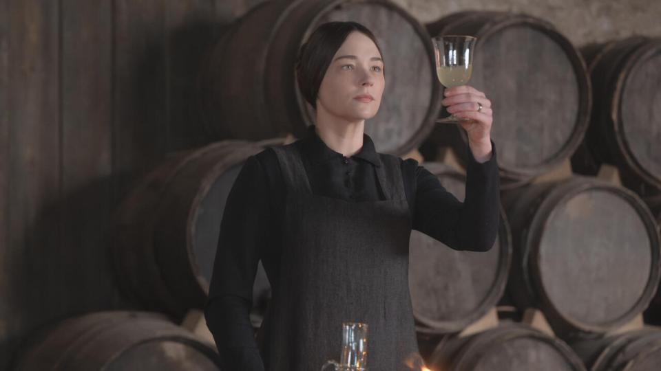 Barbe-Nicole Clicquot (Haley Bennett) går 100 pct. ind i at forædle champagnen, som her 200 år efter er kendt af alle. Desværre er filmen “Den gule enke” for kedelig til at holde interessen. PR-foto